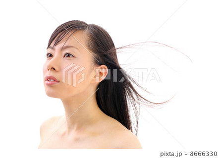 風で髪がなびく女性の写真素材