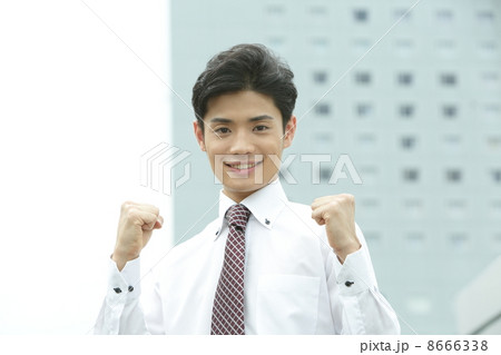 屋外のビジネスマン 屋外のビジネスマン 8666338