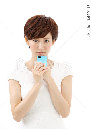 悩む女性 8669113