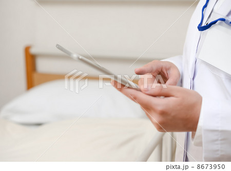 タブレットを持つ医者 8673950