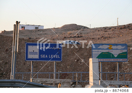 ヨルダンの死海近郊の海抜0ｍ地点の標識 8674068