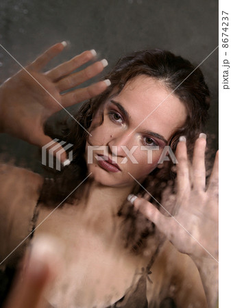 Portrait sad the girl 8674237