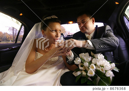 Newly married pair 8676368