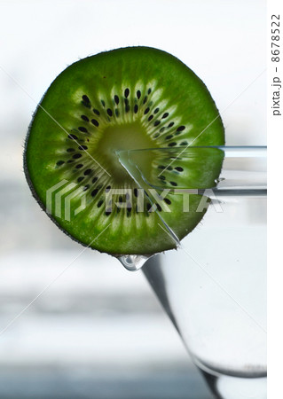 Glass with a plate kiwi 8678522