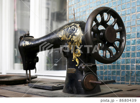 Old sewing machine 8680439