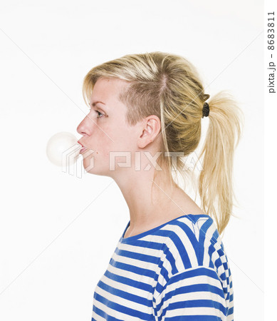 Girl with Bubble Gum Girl with Bubble Gum 8683811