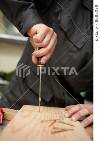 Man with screwdriver 8685029