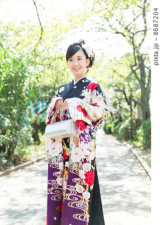 屋外の振袖の女性 屋外の振袖の女性 8687204
