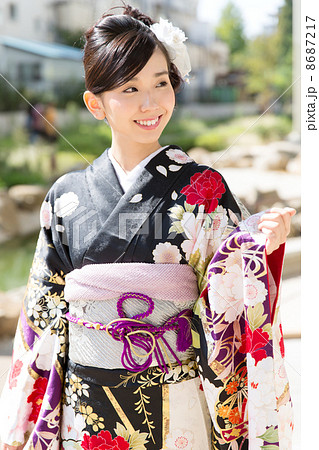 屋外の振袖の女性 8687217
