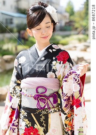 屋外の振袖の女性 8687218