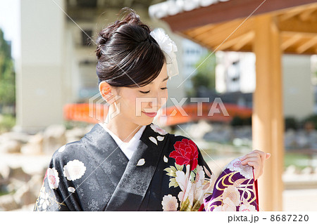 屋外の振袖の女性 8687220