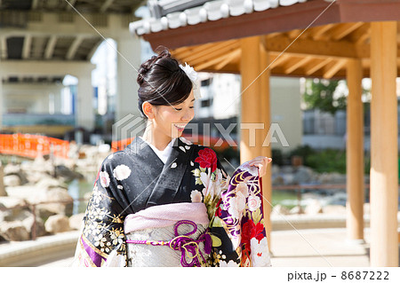 屋外の振袖の女性 8687222