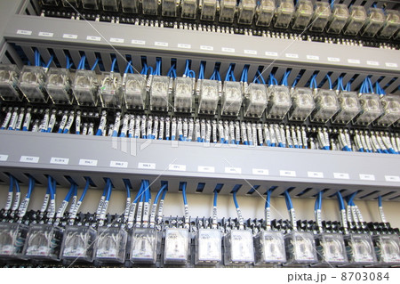 操作盤や制御盤の複雑な回路 操作盤や制御盤の複雑な回路 8703084