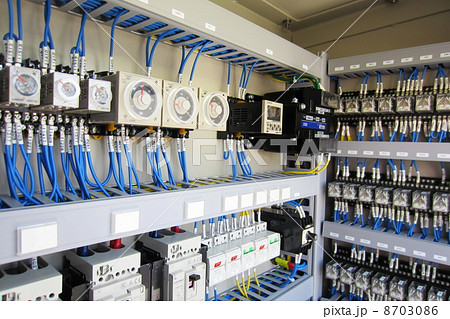 制御盤や電気機器の操作盤内部の複雑な回路 8703086