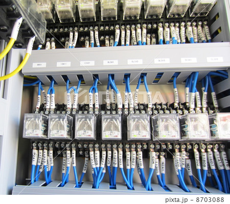 複雑な制御盤のリレー回路 8703088