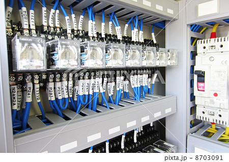 操作盤や制御盤の複雑な回路 8703091