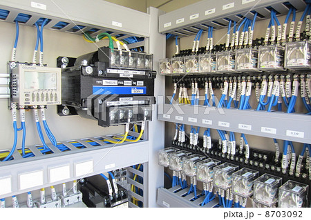制御盤や操作盤の複雑なリレーは配置された回路 8703092