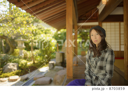 女性観光客　秋の鎌倉　浄妙寺 8703859