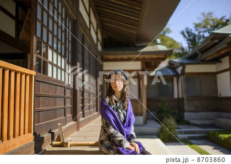 女性観光客 秋の鎌倉 浄妙寺 女性観光客 秋の鎌倉 浄妙寺 8703860