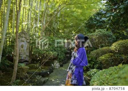 女性観光客 秋の鎌倉 報国寺 女性観光客 秋の鎌倉 報国寺 8704758