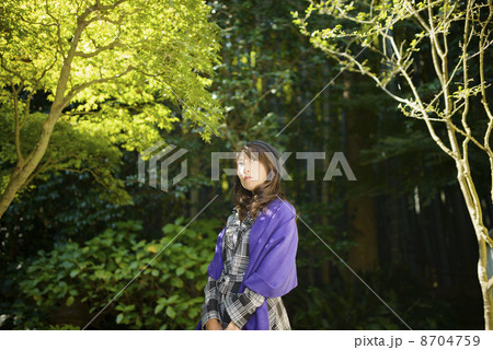 女性観光客 秋の鎌倉 報国寺 女性観光客 秋の鎌倉 報国寺 8704759