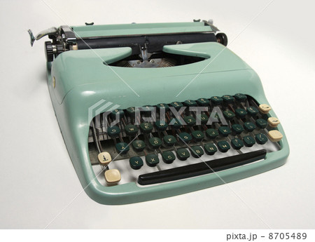 Old-fashioned typewriter 8705489