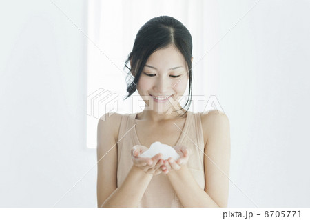 洗顔する女性 8705771