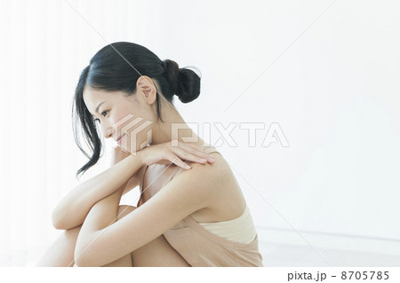 ストレッチする女性 ストレッチする女性 8705785