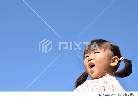 青空バックの女の子 8706596
