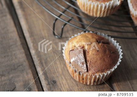 ケーキクーラーの横に置いた手作り板チョコマフィン 8709535