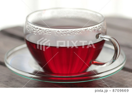 耐熱ガラスのティーカップに淹れたローズヒップティー 8709669