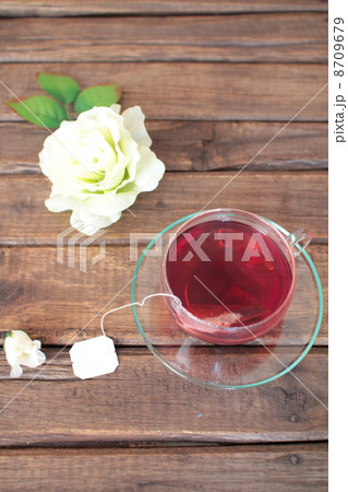 ティーバッグで淹れたローズヒップティーと白い薔薇 8709679