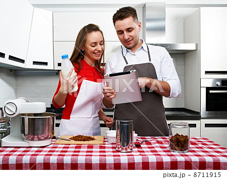 Couple at kitchen with tablet pc 8711915