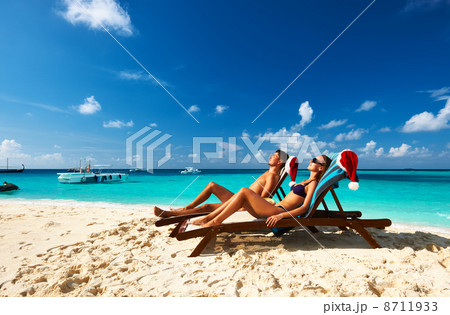 Couple on a beach 8711933