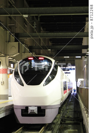 上野駅に停車中の「JR東日本E657系電車」 8712268