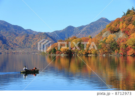 中禅寺湖の紅葉 8712973