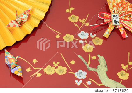 金の扇と折り鶴と梅の花 8713620