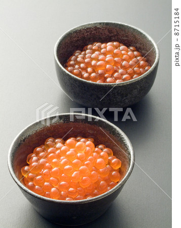 イクラ塩漬け（前）　イクラ醤油漬け（後） 8715184