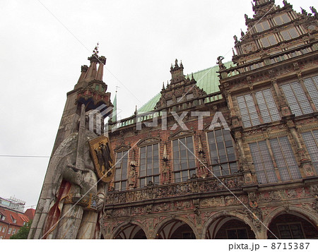 世界遺産　ドイツ　ブレーメン　マルクト広場の市庁舎とローラント像 8715387