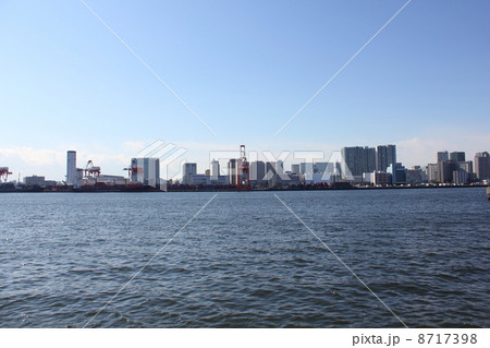 潮風公園から品川埠頭を眺める 8717398