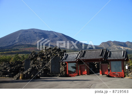 寛永寺別院惣門と浅間山 8719563