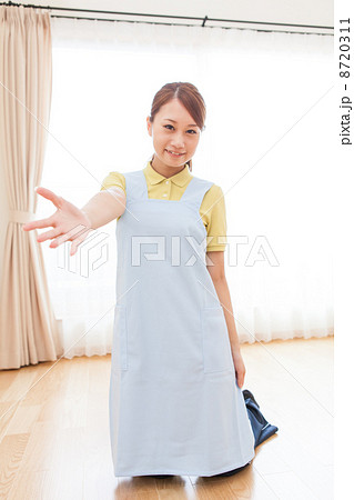 手を差し伸べる介護職員 手を差し伸べる介護職員 8720311