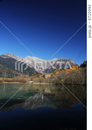 晩秋の穂高連峰 8720992