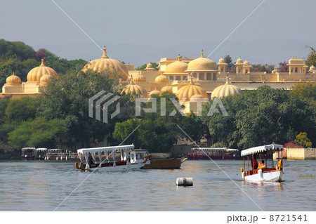 boats and palace on Pichola lake boats and palace on Pichola lake 8721541