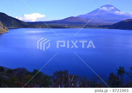 夕暮れの本栖湖からの富士山 8721903