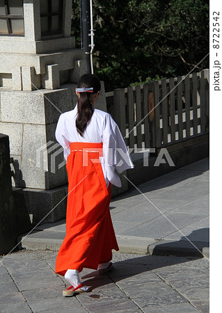 鶴岡八幡宮の巫女の写真素材