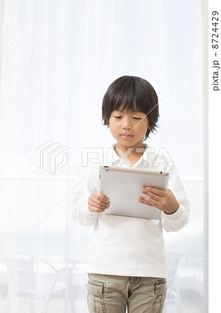 ｉＰａｄと男の子 8724429