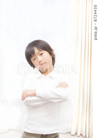 腕組みする男の子 8724430
