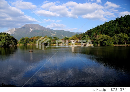三島池から伊吹山を望む 8724574