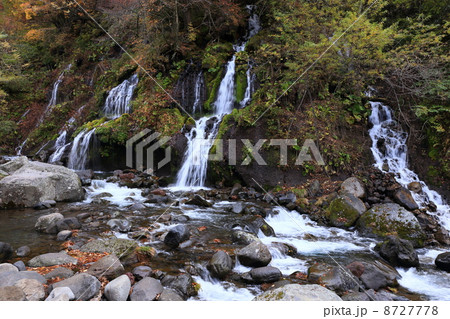 枯葉舞う吐竜の滝 8727778